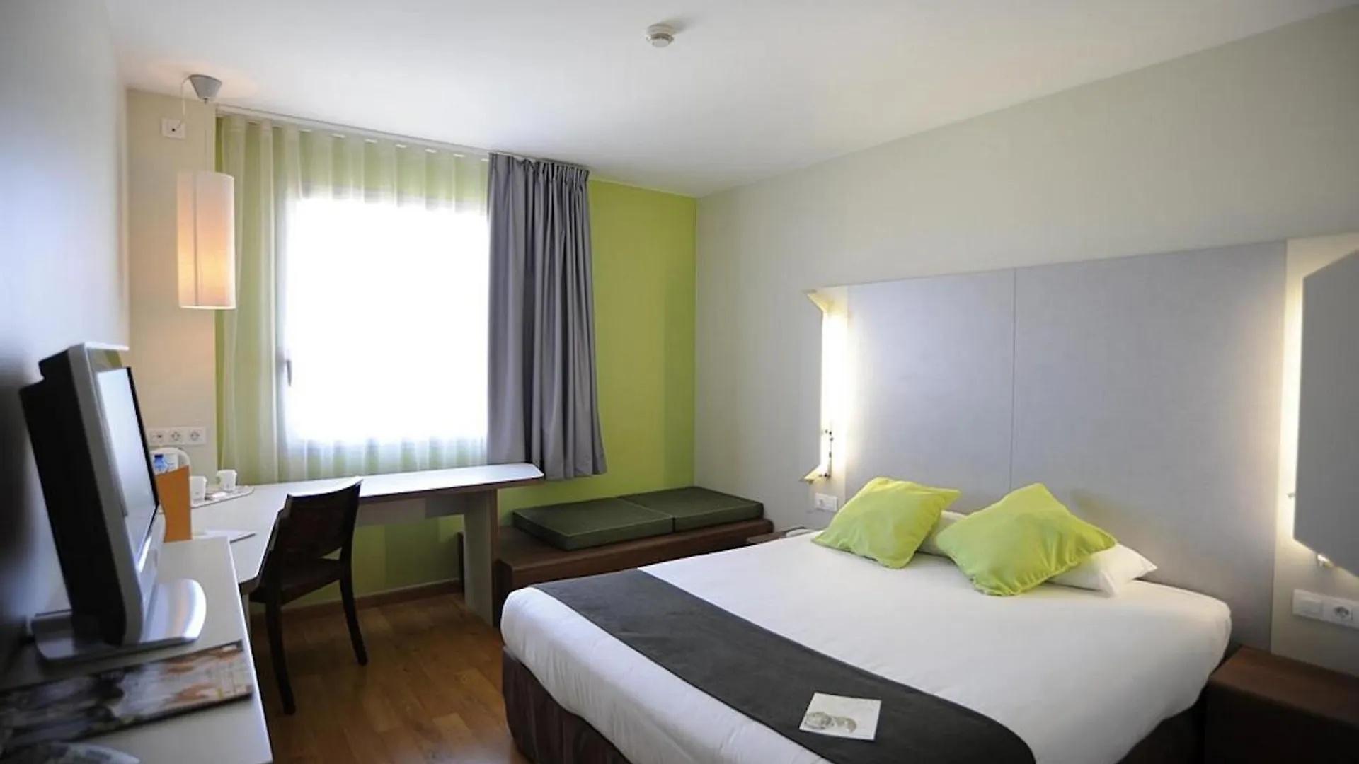 Travelodge Bcn Cornella Fira Cornellà de Llobregat Otel