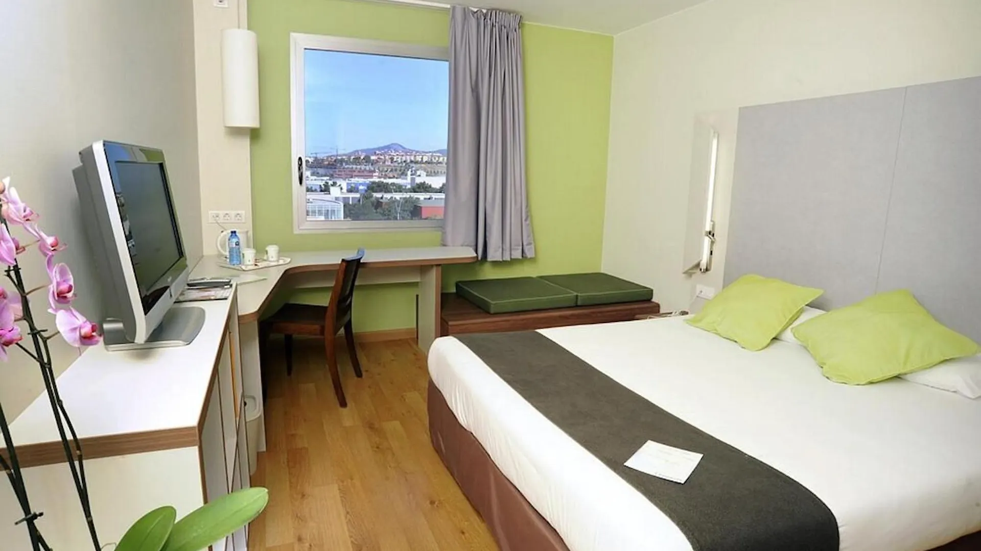Travelodge Bcn Cornella Fira Cornellà de Llobregat Otel